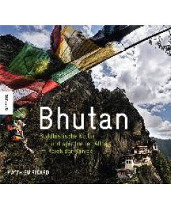Bhutan: Buddhistische Kultur und spiritueller Alltag im Reich der Könige von Matthieu Ricard (Autor) Tradition Religion meditative Orte Buddhisten Dalai-Lama buddhistischer Glauben Buddhismus buddhistischer Mönch tibetische Klöster Himalaja Bhutan, oft im Schatten der mächtigen Nachbarn Indien und China, lebt im bedächtigen Rhythmus zwischen Tradition und Religion. Tropische Wälder und zerklüftete Höhen vereinen sich landschaftlich zu meditativen Orten. Dies ist das persönliche Vermächtnis des bedeutenden Buddhisten und Dalai-Lama-Vertrauten Matthieu Ricard. Er schildert hier seine Initiation in den Glauben sowie seine spirituellen Erlebnisse und Begegnungen auf seinen eindrucksvollen Reisen mit den großen buddhistischen Mönchen in Bhutan. Einen solchen Einblick in dieses durch die Allgegenwart des buddhistischen Glaubens geprägte Land hat es bisher nicht gegeben. Matthieu Ricard arbeitete als Forscher auf dem Gebiet der Molekularbiologie, ehe er seine Berufung zum Buddhismus erkannte. Seit 25 Jahren lebt er als buddhistischer Mönch in den tibetischen Klöstern des Himalaja. Zusammen mit seinem Vater, dem Philosophen Jean-Francois Revel, veröffentlichte er den Gesprächsband Der Mönch und der Philosoph. Außerdem übersetzt er Werke aus dem Tibetischen und ist der offizielle Französischübersetzer des Dalai Lama. Matthieu Ricard, ausgewiesener Kenner Nepals, Tibets und Bhutans, lebt seit fast vierzig Jahren in der Himalaja-Region. Er ist offizieller französischer Dolmetscher des Dalai-Lama und lebt im Shechen-Kloster in Nepal. Und er ist ein begnadeter Fotograf. Was er in dem 232-seitigen Bildband über den Himalaja-Staat Bhutan zusammengetragen hat, ist einfach nur atemberaubend. Meist stammen die Fotografien aus den achtziger Jahren, seltener aus der letzten Zeit. Sie zeigen in acht Kapiteln unendlich schöne Landschaften, beeindruckende Menschen, faszinierende Beispiele der bhutanischen Architektur, Lebensweise, Kultur und des spirituellen Alltags. Auffällig dabei ist eine beherrschende Persönlichkeit. Der Lama Dilgo Khyentse Rinpoche, der von 1910 bis 1991 lebte, galt als einer der spirituellen Meister des Buddhismus. Ihm widmet Richard viele Seiten und sehr viele Bilder. Zunächst erscheint diese Tatsache befremdlich, ist dieser Bildband doch ein Werk über Bhutan, doch in dem ihm gewidmeten Kapitel und vielen kleineren Informationen, die sich unter den Bildern finden, wird deutlich, wie wichtig dieser Lama für Ricard, für Bhutan, ja für den modernen Buddhismus gewesen ist und in seiner jetzigen, 1993 geborenen Inkarnation auch wieder sein wird. Leider - und dies ist das einzige Manko dieses traumhaft bebilderten Bandes - sind die jedes Kapitel einführenden Texte sehr kurz. In Hort des Friedens stellt Ricard auf drei Seiten dieses Land vor, zeichnet quasi seinen Charakter in wenigen Zeilen nach. In einer klaren, beeindruckend tiefgründigen Sprache vermittelt uns der Franzose ein facettenreiches Bild Bhutans und des ihn bestimmenden Buddhismus. In Das Tigernest stellt Richard eines der beeindruckendsten Walfahrtsorte des Landes vor. Das im Paro-Tal gelegene Heiligtum Takshang und die es umgebende Landschaft. Wer hier nicht sofort wünscht, einmal im Leben diese Berghänge, Wälder und heiligen Orte gesehen zu haben, dem ist nicht zu helfen. Das dritte Kapitel Spiritueller Meister ist dem eingangs erwähnten Dilgo Khyentse Rinpoche gewidmet. Die Bilder bezeugen nicht nur die tiefe Religiosität des Meisters, sondern auch seinen außergewöhnlichen Charakter, seinen Humor und die einmalige Lockerheit im Umgang mit seinen Mitmenschen. Auch wird deutlich, wie sehr Matthieu Ricard diesen Mann verehrte. Das vierte Kapitel widmet sich den Sakralbauten, aber auch den ganz gewöhnlichen Hütten und Häusern Bhutans. Dimensionen der Architektur bezeugt die Eigenständigkeit dieses kleinen Landes in dieser Hinsicht und dokumentiert die Jahrhunderte lange Tradition, meist mit Holz beeindruckende Bauwerke zu erstellen. In Kunst und Kunsthandwerk zeigt Richard auf dreißig Seiten, wie wichtig für dieses von nicht mal einer Million Menschen bewohnte Land die Kunst ist. Das erst seit 1974 für Ausländer geöffnete Land verfügt über sehr viele außergewöhnliche Künstler, die diesen Wirtschaftszweig zu einem der wichtigsten des Landes gemacht haben. Das Kapitel Tanzende Mönche ist ein Quell der Inspiration. In wunderschönen, stimmungsvollen Bildern zeigt Richard, wie lustig, amüsant und locker Religion gelebt werden kann und wie tief verwurzelt der Buddhismus in diesem Land ist. Die Zeremonie der großen Vervollkommnung versucht dem Leser diese siebentägige, heilige Zeremonie zu vermitteln. Die Bedeutung und Wirkung dieser vertieften Meditation für die Menschen dieses Landes wird in den Bilder Ricards mehr als deutlich. In Feuer- und Lichtopfer, dem letzten Kapitel dieses Buches, stellt Ricard das Ende der Großen Zeremonie vor. Hier werden vier Substanzen, die den Eigenschaften Befriedung, Wachstum, Anziehungskraft und Beherrschung entsprechen, verbrannt. Richard gelingt es, den Leser an dieser Zeremonie teilhaben zu lassen. Mit grandiosen Bildern fängt er die Momente tiefster Spiritualität ein und findet damit einen Abschluss dieses Bildbandes, der beeindruckender nicht sein kann. Wer ein Buch sucht, das ihm den Buddhismus näher bringt, Bhutan vorstellt, Sehnsucht nach den Landschaften des Himalaja weckt und eine fremde Kultur eingehend beleuchtet, sollte sich Bhutan, von Matthieu Ricard kaufen. Schönere Bilder und informativere Texte über dieses Land wird er nicht finden. Vor siebenundzwanzig Jahren beschloss der Franzose Matthieu Ricard sich im Himalajagebiet niederzulassen. Eine ungewöhnliche Entscheidung für einen Menschen, der gerade seine Doktorarbeit über Molekulargenetik abgeschlossen hatte. Und doch scheint er in diesem, von der westlichen Welt noch weitgehend unberührten, Gebiet sein Zuhause gefunden zu haben. In dem vorliegenden Bildband zeigt er uns weniger das einfache Leben der Bevölkerung, vielmehr gewährt er dem Leser Einblicke in eine ganz eigentümliche Kultur, geprägt von spirituellen Riten und Bräuchen, die fest im buddhistischen Glauben verankert sind. Der Leser entdeckt mit dem Fotografen und Autor Ricard in eindrucksvollen Bildern die atemberaubende Landschaft Bhutans, beeindruckende Klöster an außergewöhnlichen Orten, die landeseigene Architektur und besondere Kunstfertigkeiten der Bevölkerung. Doch wie der Untertitel verrät, liegt das Wesen dieses Bildbandes vor allem im spirituellen Alltag. Wir nehmen teil an den verschiedensten Zeremonien und Gebeten in Klöstern, an Meditationen und rauschenden Volksfesten, die ebenso von Religion geprägt sind. Mittelpunkt in dem vorliegenden Buch ist dabei der spirituelle Meister Dilgo Khyentse Rinpoche, der 1959 aus dem von China besetzten Tibet nach Bhutan floh. Hier wurde er schon bald zu einem vom König bis zum ärmsten Bauer angesehenen buddhistischen Lehrer, der sogar den Dalai Lama unterrichtete. Ricards eindrucksvolle Fotos lassen seine Leser nicht selten staunen. Die Bilder spiegeln auf eine besondere Weise diese einzigartige Lebensart wieder, so fern unserer westlichen Welt und ihren Bräuchen. Man taucht völlig in diese spirituelle Welt ein und lässt sich von Matthieu Ricard mitreisen. Dabei vermag es Ricard Altes und Neues gegenüber zu setzen. So stammen ca. die Hälfte der Bilder aus den 1980er Jahren, während der andere Teil vor wenigen Jahren aufgenommen wurde. Hin und wieder kann man auch Qualitätsunterschiede der Bilder ausmachen. So kommen vor allem die neueren Bilder in beeindruckenden Farben und Motiven daher. Dieser Bildband bietet einen atemberaubenden Einblick in die spirituelle Welt Bhutans. Während wir also mit dem Betrachten dieser schönen, ausdrucksstarken Bilder und dem Lesen der kenntnisreichen Bildunterschriften beschäftigt sind, lernen wir eine Kultur näher kennen, die uns nicht fremder sein könnte, und die dennoch beeindruckt. Fazit: Schöne, eindrucksvolle Fotos vom spirituellen Alltag und tief vom Glauben geprägter Lebensweise eines kleinen, fast unberührten Landes im Himalaja.