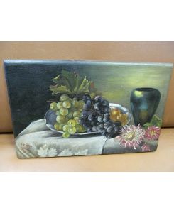 Stilleben mit Weintrauben, grüner Glasvase und Chrysanthemen auf weißem Tuch, Öl auf Holzplatte