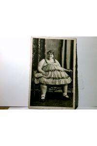 Wera  das schwerste Mädchen Europas. Alte Ansichtskarte / Postkarte s/w, ungel. 1910 / 20 ?. Schwergewichtige Frau im Kleidchen, Zirkus ?.