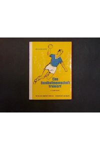 Eine Handballmannschaft trainiert.   - Ein Trainingsbuch mit allgemeinen, taktischen und technischen Anleitungen für Vereine und Schulen.