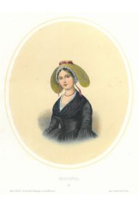 Junge Frau im schwarzen Dirndl und Schultertuch mit zu beiden Seiten herunterhängendem Hut.