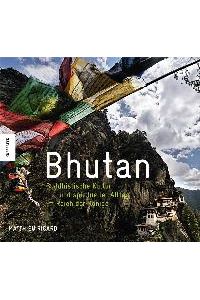 Bhutan: Buddhistische Kultur und spiritueller Alltag im Reich der Könige von Matthieu Ricard (Autor) Tradition Religion meditative Orte Buddhisten Dalai-Lama buddhistischer Glauben Buddhismus buddhistischer Mönch tibetische Klöster Himalaja Bhutan, oft im Schatten der mächtigen Nachbarn Indien und China, lebt im bedächtigen Rhythmus zwischen Tradition und Religion. Tropische Wälder und zerklüftete Höhen vereinen sich landschaftlich zu meditativen Orten. Dies ist das persönliche Vermächtnis des bedeutenden Buddhisten und Dalai-Lama-Vertrauten Matthieu Ricard. Er schildert hier seine Initiation in den Glauben sowie seine spirituellen Erlebnisse und Begegnungen auf seinen eindrucksvollen Reisen mit den großen buddhistischen Mönchen in Bhutan. Einen solchen Einblick in dieses durch die Allgegenwart des buddhistischen Glaubens geprägte Land hat es bisher nicht gegeben. Matthieu Ricard arbeitete als Forscher auf dem Gebiet der Molekularbiologie, ehe er seine Berufung zum Buddhismus erkannte. Seit 25 Jahren lebt er als buddhistischer Mönch in den tibetischen Klöstern des Himalaja. Zusammen mit seinem Vater, dem Philosophen Jean-Francois Revel, veröffentlichte er den Gesprächsband Der Mönch und der Philosoph. Außerdem übersetzt er Werke aus dem Tibetischen und ist der offizielle Französischübersetzer des Dalai Lama. Matthieu Ricard, ausgewiesener Kenner Nepals, Tibets und Bhutans, lebt seit fast vierzig Jahren in der Himalaja-Region. Er ist offizieller französischer Dolmetscher des Dalai-Lama und lebt im Shechen-Kloster in Nepal. Und er ist ein begnadeter Fotograf. Was er in dem 232-seitigen Bildband über den Himalaja-Staat Bhutan zusammengetragen hat, ist einfach nur atemberaubend. Meist stammen die Fotografien aus den achtziger Jahren, seltener aus der letzten Zeit. Sie zeigen in acht Kapiteln unendlich schöne Landschaften, beeindruckende Menschen, faszinierende Beispiele der bhutanischen Architektur, Lebensweise, Kultur und des spirituellen Alltags. Auffällig dabei ist eine beherrschende Persönlichkeit. Der Lama Dilgo Khyentse Rinpoche, der von 1910 bis 1991 lebte, galt als einer der spirituellen Meister des Buddhismus. Ihm widmet Richard viele Seiten und sehr viele Bilder. Zunächst erscheint diese Tatsache befremdlich, ist dieser Bildband doch ein Werk über Bhutan, doch in dem ihm gewidmeten Kapitel und vielen kleineren Informationen, die sich unter den Bildern finden, wird deutlich, wie wichtig dieser Lama für Ricard, für Bhutan, ja für den modernen Buddhismus gewesen ist und in seiner jetzigen, 1993 geborenen Inkarnation auch wieder sein wird. Leider - und dies ist das einzige Manko dieses traumhaft bebilderten Bandes - sind die jedes Kapitel einführenden Texte sehr kurz. In Hort des Friedens stellt Ricard auf drei Seiten dieses Land vor, zeichnet quasi seinen Charakter in wenigen Zeilen nach. In einer klaren, beeindruckend tiefgründigen Sprache vermittelt uns der Franzose ein facettenreiches Bild Bhutans und des ihn bestimmenden Buddhismus. In Das Tigernest stellt Richard eines der beeindruckendsten Walfahrtsorte des Landes vor. Das im Paro-Tal gelegene Heiligtum Takshang und die es umgebende Landschaft. Wer hier nicht sofort wünscht, einmal im Leben diese Berghänge, Wälder und heiligen Orte gesehen zu haben, dem ist nicht zu helfen. Das dritte Kapitel Spiritueller Meister ist dem eingangs erwähnten Dilgo Khyentse Rinpoche gewidmet. Die Bilder bezeugen nicht nur die tiefe Religiosität des Meisters, sondern auch seinen außergewöhnlichen Charakter, seinen Humor und die einmalige Lockerheit im Umgang mit seinen Mitmenschen. Auch wird deutlich, wie sehr Matthieu Ricard diesen Mann verehrte. Das vierte Kapitel widmet sich den Sakralbauten, aber auch den ganz gewöhnlichen Hütten und Häusern Bhutans. Dimensionen der Architektur bezeugt die Eigenständigkeit dieses kleinen Landes in dieser Hinsicht und dokumentiert die Jahrhunderte lange Tradition, meist mit Holz beeindruckende Bauwerke zu erstellen. In Kunst und Kunsthandwerk zeigt Richard auf dreißig Seiten, wie wichtig für dieses von nicht mal einer Million Menschen bewohnte Land die Kunst ist. Das erst seit 1974 für Ausländer geöffnete Land verfügt über sehr viele außergewöhnliche Künstler, die diesen Wirtschaftszweig zu einem der wichtigsten des Landes gemacht haben. Das Kapitel Tanzende Mönche ist ein Quell der Inspiration. In wunderschönen, stimmungsvollen Bildern zeigt Richard, wie lustig, amüsant und locker Religion gelebt werden kann und wie tief verwurzelt der Buddhismus in diesem Land ist. Die Zeremonie der großen Vervollkommnung versucht dem Leser diese siebentägige, heilige Zeremonie zu vermitteln. Die Bedeutung und Wirkung dieser vertieften Meditation für die Menschen dieses Landes wird in den Bilder Ricards mehr als deutlich. In Feuer- und Lichtopfer, dem letzten Kapitel dieses Buches, stellt Ricard das Ende der Großen Zeremonie vor. Hier werden vier Substanzen, die den Eigenschaften Befriedung, Wachstum, Anziehungskraft und Beherrschung entsprechen, verbrannt. Richard gelingt es, den Leser an dieser Zeremonie teilhaben zu lassen. Mit grandiosen Bildern fängt er die Momente tiefster Spiritualität ein und findet damit einen Abschluss dieses Bildbandes, der beeindruckender nicht sein kann. Wer ein Buch sucht, das ihm den Buddhismus näher bringt, Bhutan vorstellt, Sehnsucht nach den Landschaften des Himalaja weckt und eine fremde Kultur eingehend beleuchtet, sollte sich Bhutan, von Matthieu Ricard kaufen. Schönere Bilder und informativere Texte über dieses Land wird er nicht finden. Vor siebenundzwanzig Jahren beschloss der Franzose Matthieu Ricard sich im Himalajagebiet niederzulassen. Eine ungewöhnliche Entscheidung für einen Menschen, der gerade seine Doktorarbeit über Molekulargenetik abgeschlossen hatte. Und doch scheint er in diesem, von der westlichen Welt noch weitgehend unberührten, Gebiet sein Zuhause gefunden zu haben. In dem vorliegenden Bildband zeigt er uns weniger das einfache Leben der Bevölkerung, vielmehr gewährt er dem Leser Einblicke in eine ganz eigentümliche Kultur, geprägt von spirituellen Riten und Bräuchen, die fest im buddhistischen Glauben verankert sind. Der Leser entdeckt mit dem Fotografen und Autor Ricard in eindrucksvollen Bildern die atemberaubende Landschaft Bhutans, beeindruckende Klöster an außergewöhnlichen Orten, die landeseigene Architektur und besondere Kunstfertigkeiten der Bevölkerung. Doch wie der Untertitel verrät, liegt das Wesen dieses Bildbandes vor allem im spirituellen Alltag. Wir nehmen teil an den verschiedensten Zeremonien und Gebeten in Klöstern, an Meditationen und rauschenden Volksfesten, die ebenso von Religion geprägt sind. Mittelpunkt in dem vorliegenden Buch ist dabei der spirituelle Meister Dilgo Khyentse Rinpoche, der 1959 aus dem von China besetzten Tibet nach Bhutan floh. Hier wurde er schon bald zu einem vom König bis zum ärmsten Bauer angesehenen buddhistischen Lehrer, der sogar den Dalai Lama unterrichtete. Ricards eindrucksvolle Fotos lassen seine Leser nicht selten staunen. Die Bilder spiegeln auf eine besondere Weise diese einzigartige Lebensart wieder, so fern unserer westlichen Welt und ihren Bräuchen. Man taucht völlig in diese spirituelle Welt ein und lässt sich von Matthieu Ricard mitreisen. Dabei vermag es Ricard Altes und Neues gegenüber zu setzen. So stammen ca. die Hälfte der Bilder aus den 1980er Jahren, während der andere Teil vor wenigen Jahren aufgenommen wurde. Hin und wieder kann man auch Qualitätsunterschiede der Bilder ausmachen. So kommen vor allem die neueren Bilder in beeindruckenden Farben und Motiven daher. Dieser Bildband bietet einen atemberaubenden Einblick in die spirituelle Welt Bhutans. Während wir also mit dem Betrachten dieser schönen, ausdrucksstarken Bilder und dem Lesen der kenntnisreichen Bildunterschriften beschäftigt sind, lernen wir eine Kultur näher kennen, die uns nicht fremder sein könnte, und die dennoch beeindruckt. Fazit: Schöne, eindrucksvolle Fotos vom spirituellen Alltag und tief vom Glauben geprägter Lebensweise eines kleinen, fast unberührten Landes im Himalaja.