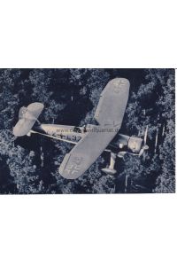 Postkarte. Die große Luftwaffen-Illustrierte. Nahaufklärer Hs 126 beim Tiefflug über einem Wald, in dem feindlichen Widerstandsnester vermutet werden