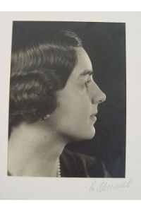 Damenkopf mit Perlenkette. signierte Fotografie von Mennel, um 1930
