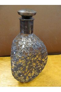 Aufwendig gearbeitete bauchige Glasflasche mit aufgelegtem umlaufenden Blüten-Gitternetz aus Sterling-950-Silber. .