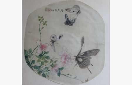 Schmetterlinge auf Rosenzweig : Original chinesische Fächermalerei, Rundfächer, signiert und mit Künstlermarke. Round Fan-painting on silk signed and with sealmark