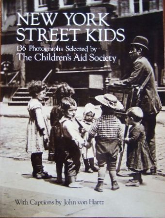 New York Street Kids. 136 Photographs selected by The Children´s Aid Society. With Captions by John von Hartz.