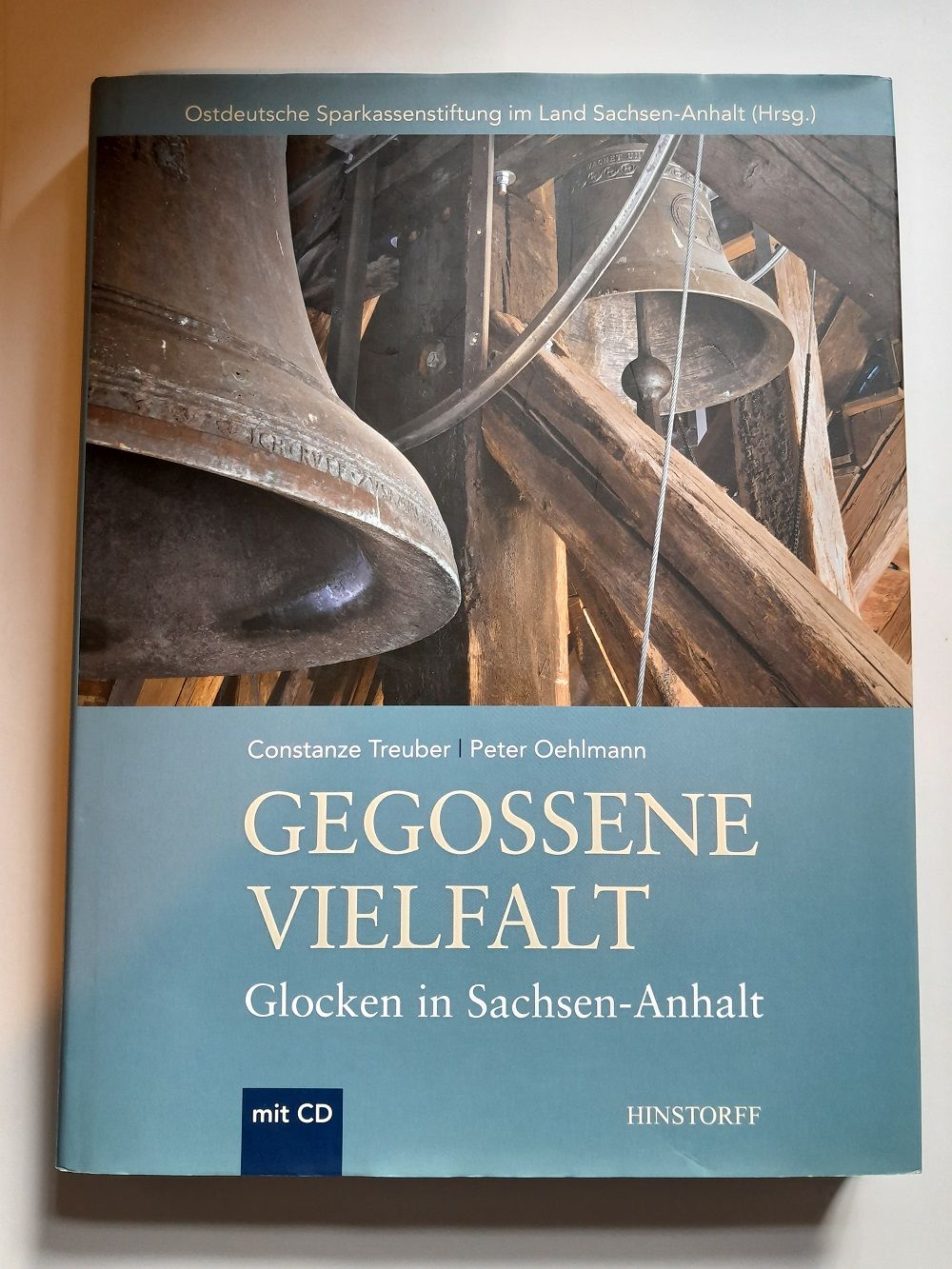 Gegossene Vielfalt. Glocken in Sachsen-Anhalt. Hrsg. Ostdeutsche Sparkassenstiftung im Land Sachsen-Anhalt. - Trauber, Constanze