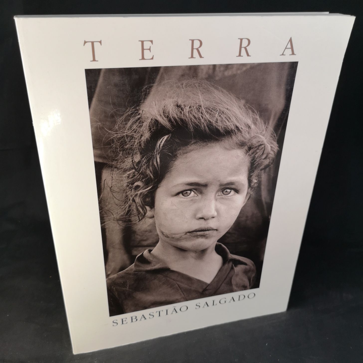 Terra. Mit einer Einführung von José Saramago und Gedichten von Chico Buarque. Aus dem Portugiesischen von Hans Therre. - Salgado, Sebastião