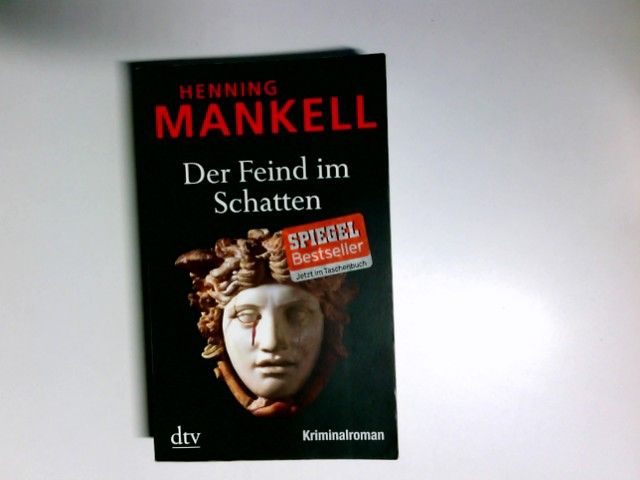 Der Feind im Schatten : Kriminalroman. Henning Mankell. Aus dem Schwed. von Wolfgang Butt / dtv ; 21334 - Mankell, Henning and Wolfgang Butt