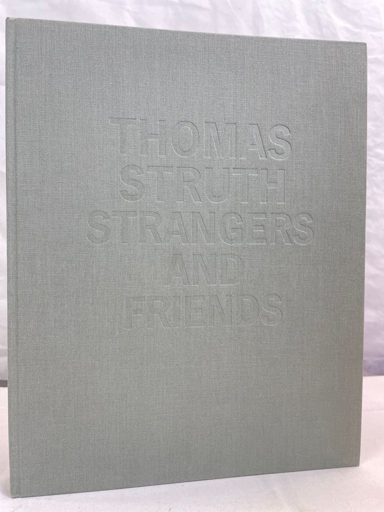 Thomas Struth : strangers and friends ; photographs 1986 - 1992 ; [on the occasion of exhibitions at: The Institute of Contemporary Art, Boston, January 19 - March 27, 1994 ; Institute of Contemporary Arts, London, April 27 - June 12, 1994 ; Art Gallery of Ontario, Toronto, January 25 - April 9, 1995]. [Institute of Contemporary Arts, London ... With an essay by Richard Sennett. Ed.: James Lingwood and Matthew Teitelbaum] - Sennett, Richard, Thomas Struth and James Lingwood
