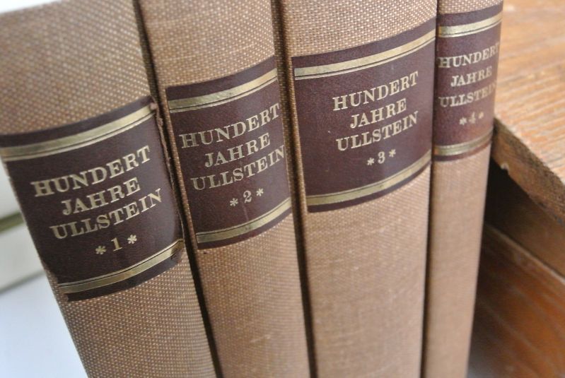 Hundert Jahre Ullstein in vier Bänden. 1877 - 1977. (4 Bde, komplett) - Freyburg, W. Joachim und Hans Wallenberg