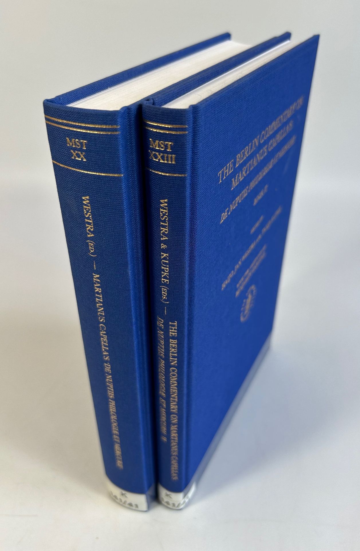 The Berlin commentary on Martianus Capella's De nuptiis Philologiae et Mercurii. Book I and II. Zwei Bände. (= Mittellateinische Studien und Texte, Band XX u. XXIII). - Westra, Haijo Jan (Ed.) und Tanja (Ed.) Kupke