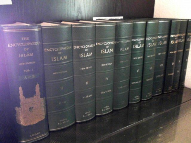 The Encyclopaedia of Islam. New Edition. Prepared by a number of leading Orientalists. Edites by an Editorial Committee under the Patronage of the International Union of Academies. Vol. I - XI. die ersten 11 Bände. ( A - Z ) sowie 3 Hefte Supplement Jahr: 1980 - 82 ( 423 Seiten) von Bosworth, C. E. / van Donzel etc / sowie 1 Heft Glossary and Index of technical Terms to volumes I-VII and to the Supplement, Fascicules 1-6 ( 308 Seiten aus dem Jahr 1995 - The Encyclopaedia of Islam - Gibb, H. A. R., J. H. Kramers and E. Levi-Provencal
