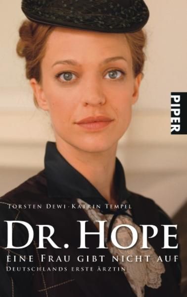 Dr. Hope – Eine Frau gibt nicht auf: Deutschlands erste Ärztin Eine Frau gibt nicht auf - Deutschlands erste Ärzt - Dewi, Torsten und Katrin Tempel