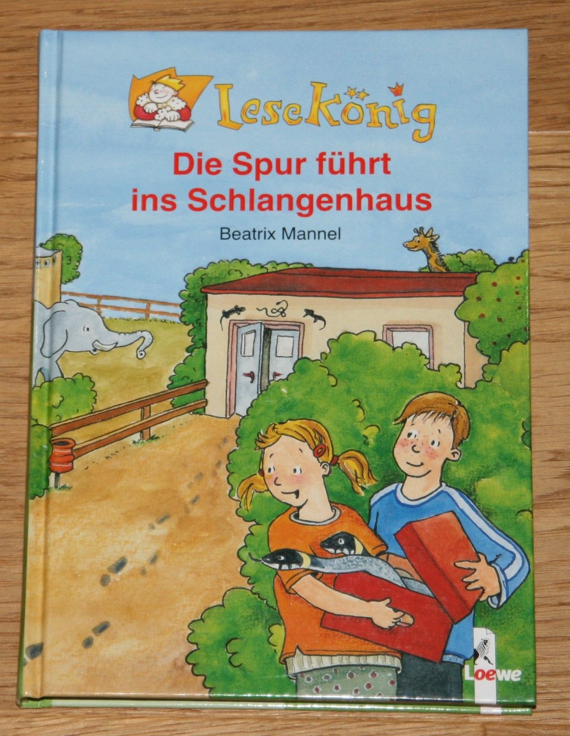 Die Spur führt ins Schlangenhaus. [Reihe: Lesekönig. Eine Geschichte für Leseprofis.] - Mannel, Beatrix und Anne Wöstheinrich (Zeichnungen)