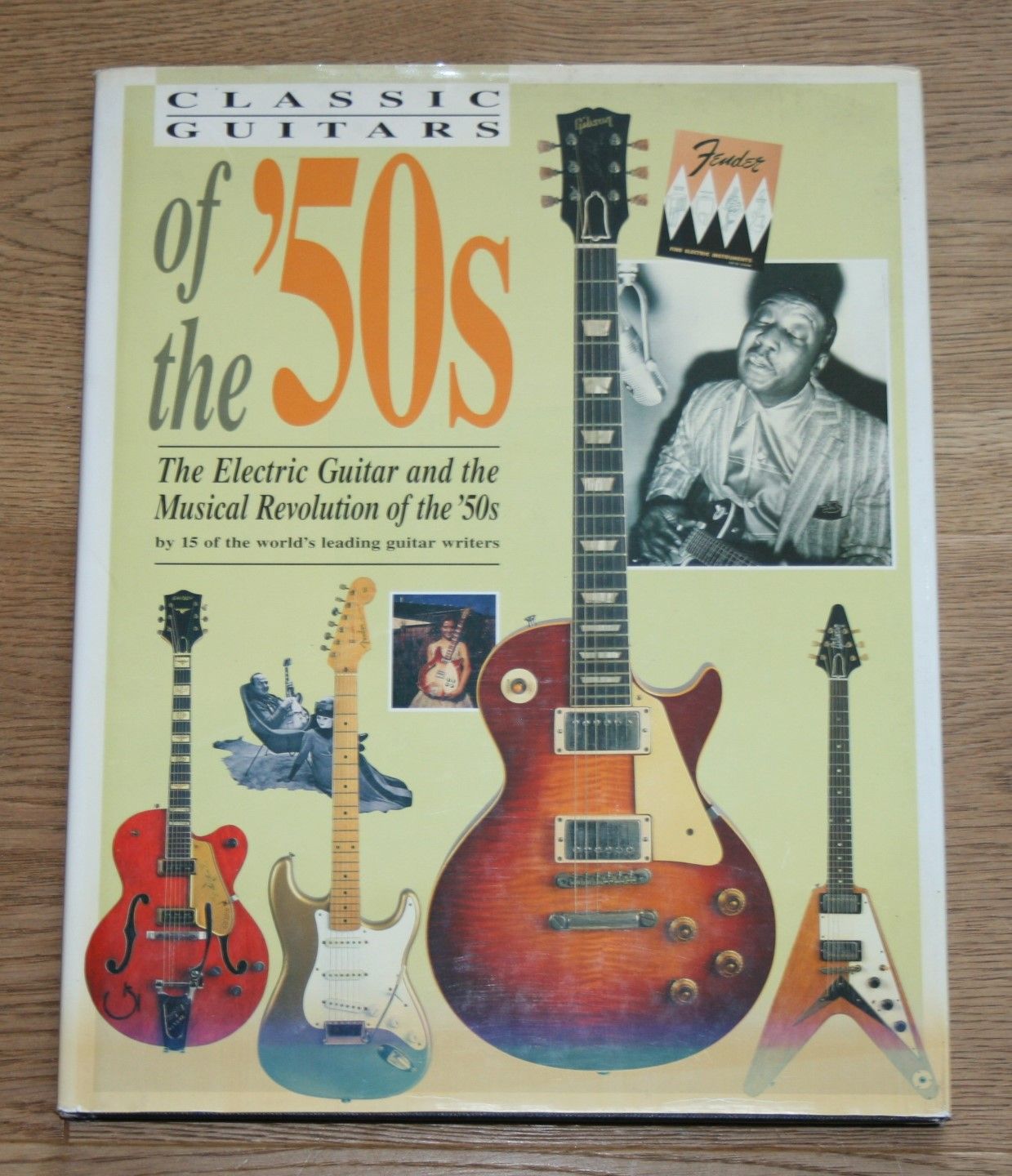Classic Guitars of the '50s: The Electric Guitar and the Musical Revolution of the ´50s. - Alexander, Charles, Tony Bacon and Dave Burrluck