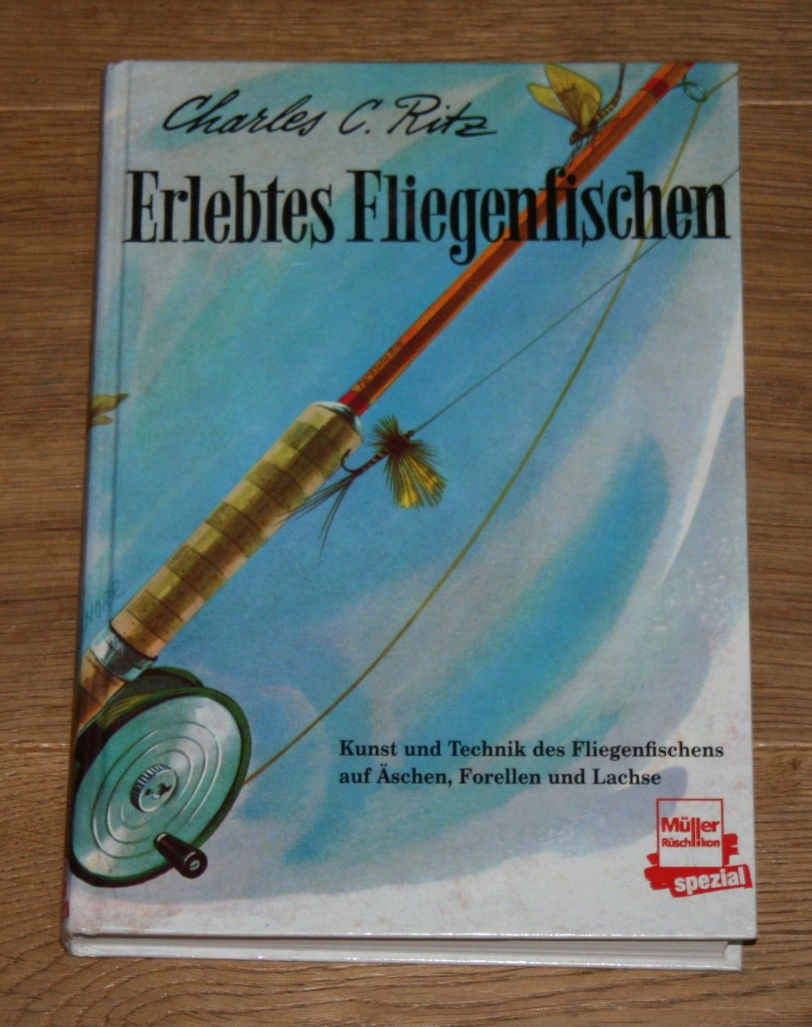 Erlebtes Fliegenfischen. Kunst und Technik des Fliegenfischens auf Äschen, Forellen und Lachse. - Ritz, Charles C. und Ernest Hemingway