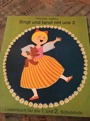 Singt und tanzt mit uns : Liederbuch für d. 1. u. 2. Schulstufe. Elfriede Caffou - Caffou, Elfriede (Hrsg.)