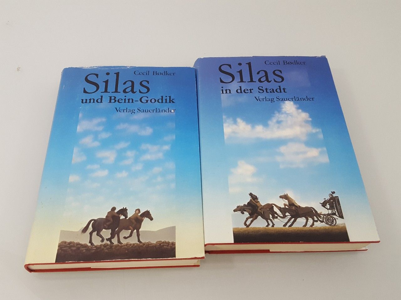 Konvolut 2 Bücher: Silas in der Stadt; Silas und Bein-Godik Cecil Bødker. [Dt. von Gerda Neumann] - Bødker, Cecil und Gerda Neumann