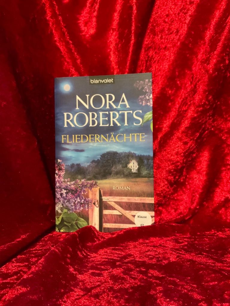Fliedernächte : Roman. Nora Roberts. Dt. von Uta Hege / Blanvalet ; 38145 - Roberts, Nora und Uta Hege