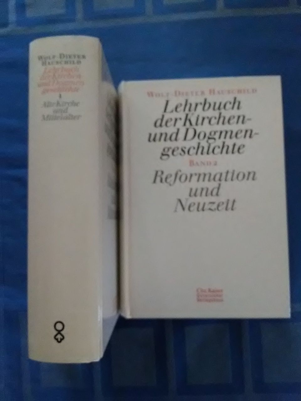Lehrbuch der Kirchen- und Dogmengeschichte. Band 1 und 2 (2 Bände komplett). - HAUSCHILD, WOLF-DIETER