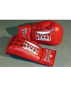 Rote 10 OZ Boxhandschuhe, einer signiert von Oktay Urkal, einer zusätzlich mit Widmung des Boxers.