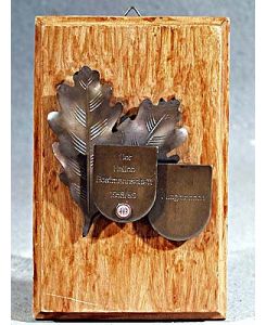 Bronze-Eichenlaub mit 2 Schilden auf Holz montiert.