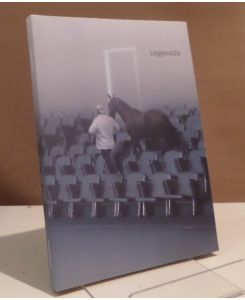 Leggerezza. Ein Blick auf zeitgenössische Kunst in Italien. Una idea dell`arte italiana contemporanea. Städtische Galerie im Lenbachhaus und Kunstbau, München. 10. 11. 2001 - 13. 1. 2002.
