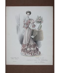 Dame am Klavier, Toilette de visites exeutee pour la duchesse C. de Mecklembourg modele de Levilion, altkolorierte Lithographie um 1885, Blattgröße: 34 x 27 cm, reine Bildgröße: 30, 5 x 16, 5 cm.