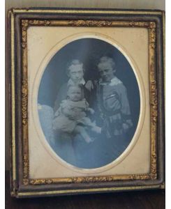 Daguerreotypie - Daguerreotype - Geschwister. Um 1850 Sitzender Bruder mit kleiner Schwester auf dem Schoß, größere Schwester daneben stehend. .