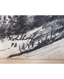 Schwarz-weiße Faserstiftzeichnung (?) und Bleistiftzeichnung von Bergen und Häusern, wohl in den Alpen, links unten mit *Kohlhoff (19)73* signiert und datiert.