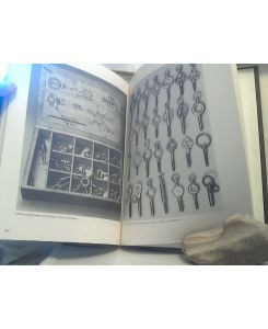 Taschenuhrschlüssel. [Luxusausgabe: nummer. Exemplar der auf 25. limitierten Ausg. ] - Geschichte und Entwicklung der Taschenuhrschlüssel über 3 Jahrhunderte.
