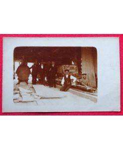 Arbeiter in einem Sägewerk (hinten 210jährige Tanne 31. 5. 18) (Fotopostkarte)