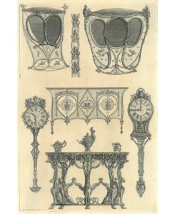 Rechts und links zwei Wanduhren, in der Mitte ein Tisch mit drei Gefäßen, darüber eine Kommode, oben zwei Sänftengehäuse und ein Ornamentband.
