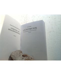 Lichtmusik. -Zur Formensprache zeitgenössischer Kunst.   - Leo Truchlar / (= Austria: Forschung und Wissenschaft / Literatur- und Sprachwissenschaft ; Bd. 22).