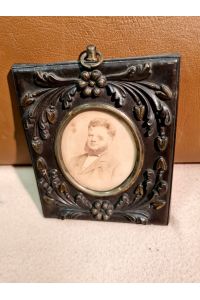 Porträtfotografie in Medaillonform unter Glas eines bärtigen Herren um 1870 in altem reich verziertem Metallrahmen.