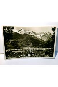 Partenkirchen gegen Alpenspitze, Waxenstein u. Zugspitze. Alte Ansichtskarte / Postkarte s/w, gel. 1934. Blick über Ort u. Umland auf Gebirgsmassive.