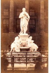 Die Schiller-Statue. Originalphotographie.   - (Berlin, 200).