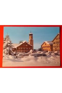 Ansichtskarte AK Wintersportort Sulzberg 1015m, Vorarlberg (1, 5m Schnee wie in besten Zeiten, Dorfplatz mit Automobilen)