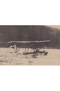 Seeflugzeug der k. k. Marine beim Wassern. Photographie, um 1914.
