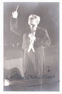 Clemens Kraus (Dirigent 1893-1954). Porträt mit Dirigierstab. Handsignierte Fotopostkarte, ungelaufen, 1. Hälfte 20. Jhdt.