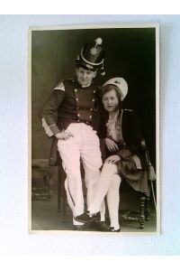 Karneval, Fastnacht, Paar in Kostümen, Uniformen, Studioaufnahme, Foto AK, ungelaufen, ca. 1930