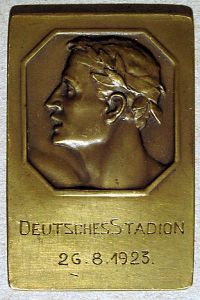Bronze-Plakette: Büste eines antiken Athleten mit Lobeerzweig im Haar im Achteck.