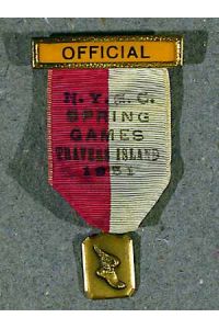 Kleiner Bronze-Anhänger am Band: N. Y. C. C. Spring Games. Travers Island 1951.
