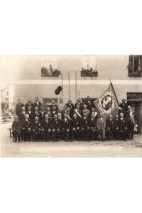 Katholischer Arbeiterverein Fridolfing (August 1928) Originalphoto.   - (Gruppenaufnahme mit Vereinsfahne).