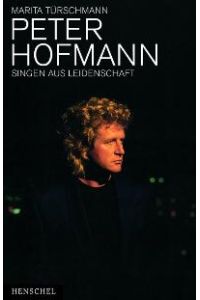 Peter Hofmann. Singen aus Leidenschaft [Gebundene Ausgabe] Marita Türschmann (Autor) Wohl kein zweiter Tenor entsprach in seiner äußerlichen Erscheinung so sehr dem Bild des Wagnerschen Helden. Peter Hofmann erregte nicht nur durch die Kraft und Tonfülle seiner Stimme Aufsehen, sondern auch durch seine einmalige Präsenz, für die ihn Fans auf der ganzen Welt verehrten. Höhepunkte seiner internationalen Karriere als Heldentenor waren seine Auftritte in Bayreuth, wo er seit 1976 zu bewundern war. Daneben startete Peter Hofmann ab 1982 eine zweite erfolgreiche Karriere als Rockmusiker. In enger Zusammenarbeit mit dem Künstler beschreibt Marita Türschmann das bewegte Leben des Stars zwischen Opernbühne und Rockkonzert. Ausführlich kommt sie auch auf Hofmanns Kampf gegen die parkinsonsche Krankheit zu sprechen. Kunst Musik Theater Monografien Hofmann, Peter Musiker Biografien Erinnerungen Opernsänger Opernsängerinnen ISBN-10 3-89487-453-8 / 3894874538 ISBN-13 978-3-89487-453-7 / 9783894874537 Peter Hofmann Singen aus Leidenschaft Henschel
