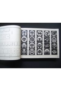 Musterbuch Japan. 20. Jahrhundert.   - [Nachschlagewerk nach dem Hiroha-Alphabet geordnet, mit japanischen Familienwappen und Mustern.]