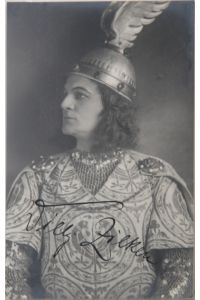 Porträtpostkarte mit eigenhändiger Signatur in Tinte auf der Bildseite. Fotokarte. Rollenporträt aus einer Oper (von Wagner?).