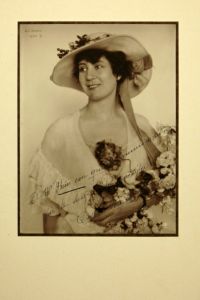 Halbportrait mit Hut und einem Blumenstrauß. Photographie von Charles Rhein, vom Fotografen in der Platte signiert und datiert